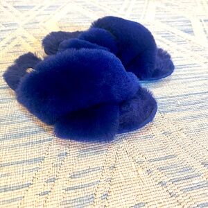 Laura Ashley Women’s Plush Crossband Furry Slippers in midnight size 8